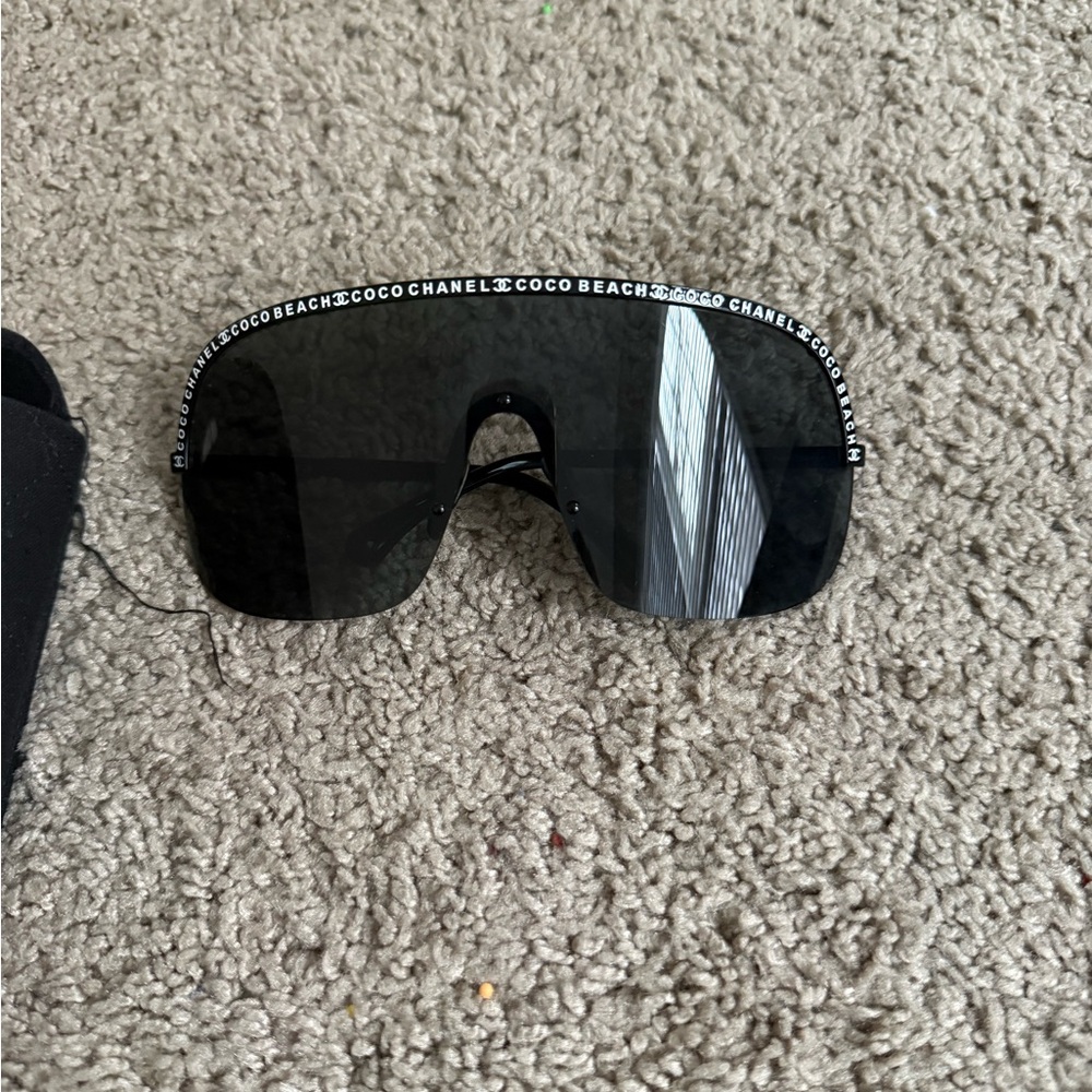 CHANEL Black Sunglasses with Quilted Case - Picture 3 of 4